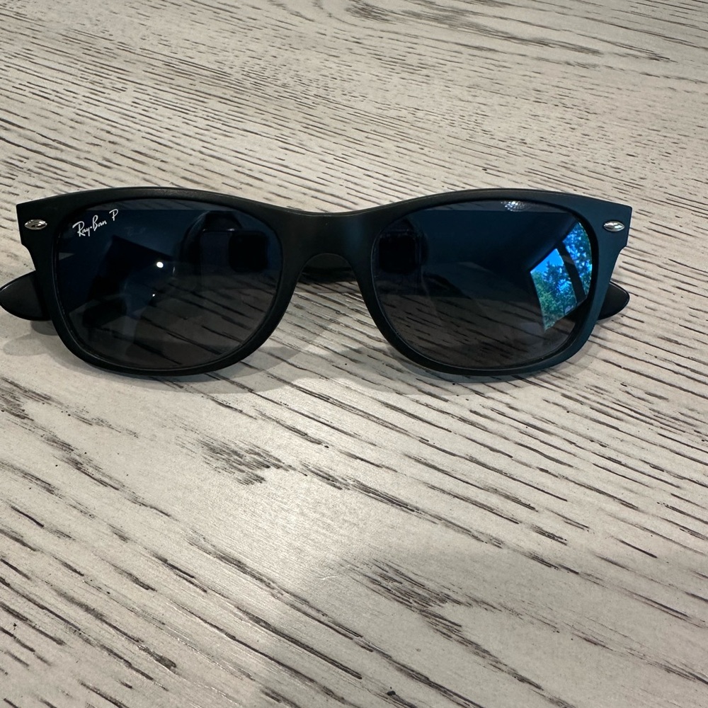 Ray-Ban Black Wayfarer Sunglasses Classic Design